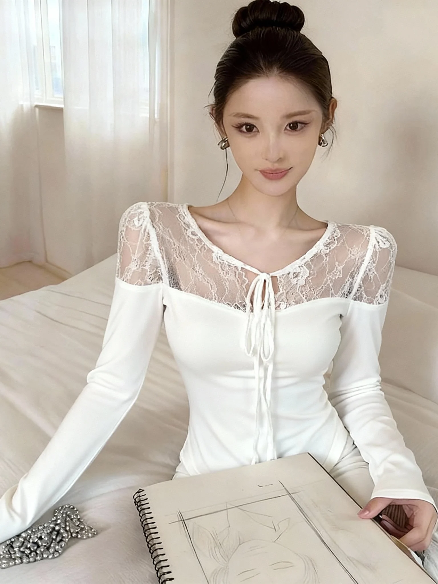 

Изысканная кружевная блузка с вырезами и узлами Pure Desire: облегающий топ в нежном стиле для женщин