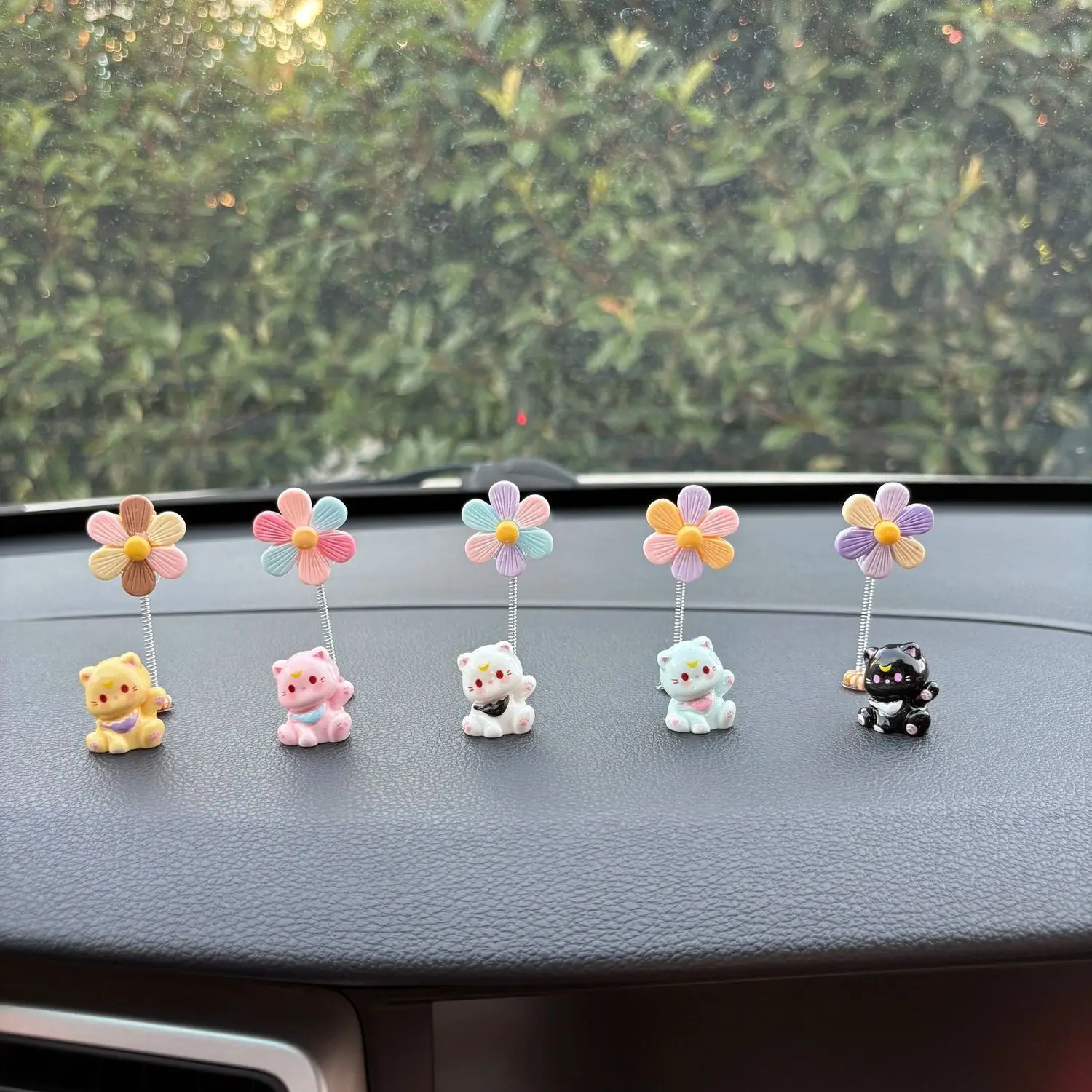 

2025 new small flower kitten car ornament, center console decoration in the car, fresh shaking head flower ornament