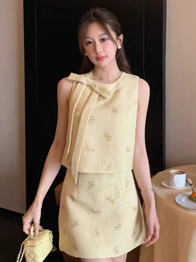 

2025 Новый летний французский модный женский комплект из двух предметов с бантом, жилет без рукавов, укороченный топ + мини-юбка, однотонные маленькие ароматные костюмы