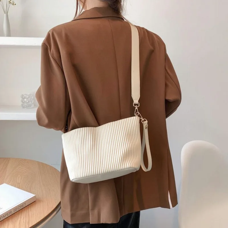 

KK 2024 New Style Little Women Summer Versatile Wrinkle Texture Crossbody Large Capacity Bucket Underarm Bag bags female