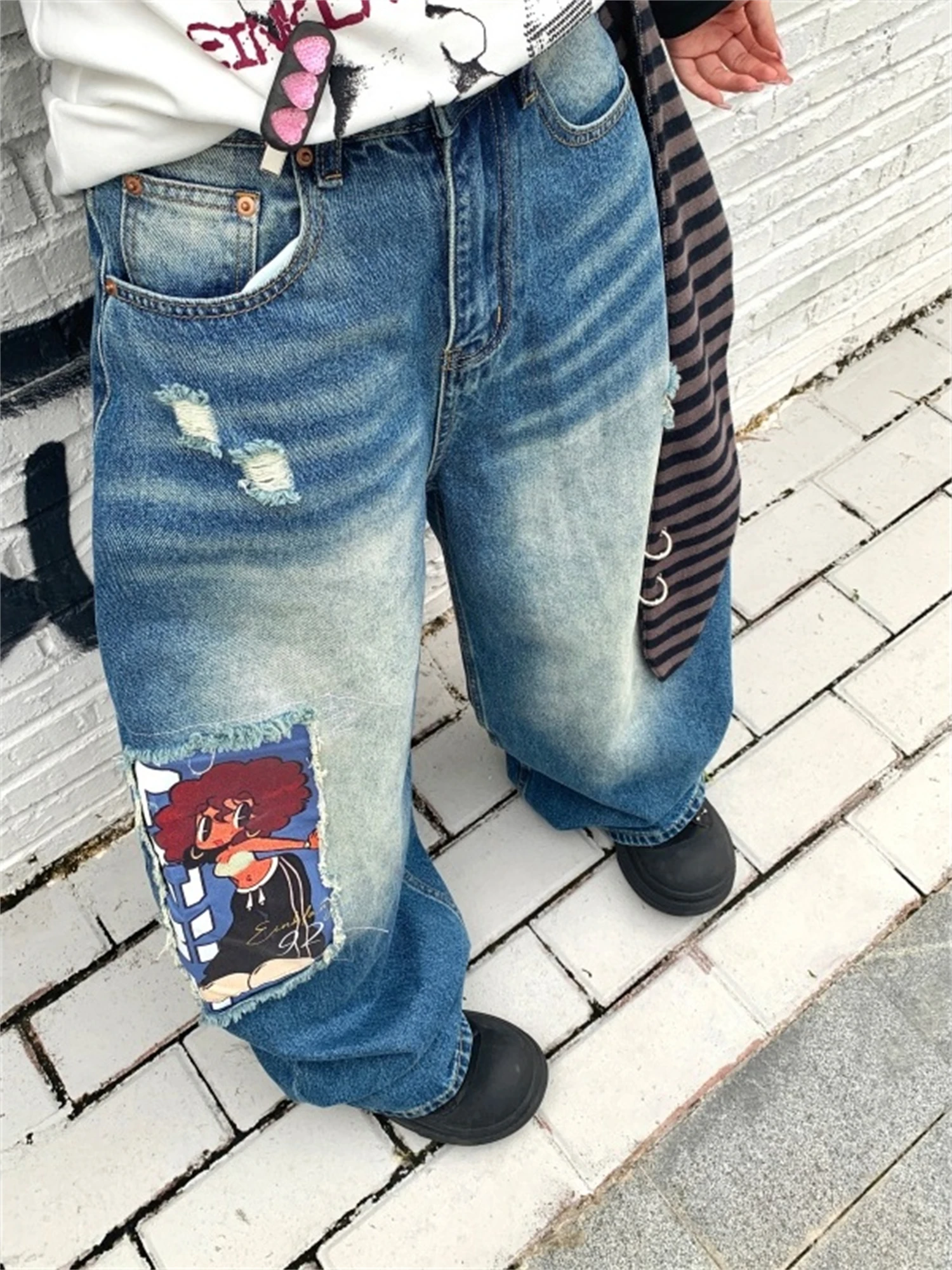المرأة عالية الخصر واسعة الساق الضوء الأزرق الجينز خمر غسلها المتعثرة الكرتون التصحيح Y2K الشارع الشهير سراويل جينز