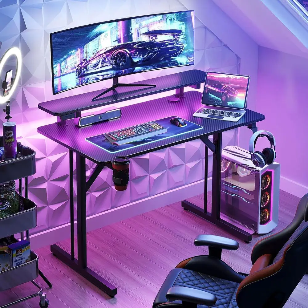 مكتب ألعاب مدمج 32 مضاء بإضاءة LED مع حامل شاشة، تصميم من ألياف الكربون، مثالي لهدايا الألعاب للأطفال والرجال #2