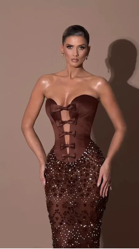 ゴージャスなチョコレート色のプロムドレス ビーズ付きロングイブニングドレス シアーでセクシーなオフショルダーVネック ドバイフォーマルパーティードレス リボン付き