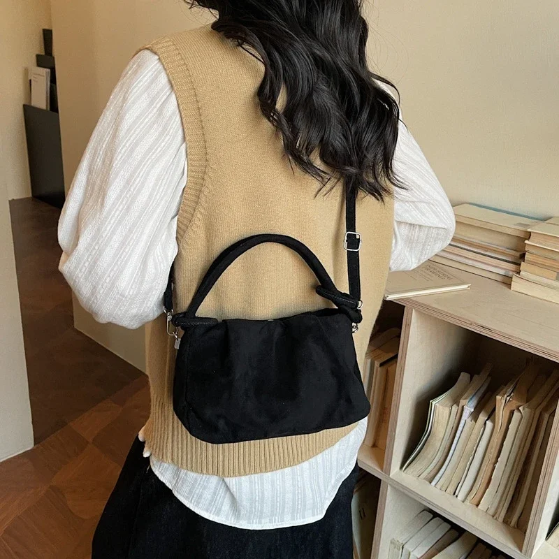 Einfache Umhängetasche aus Wildleder im Retro-Stil für Damen, modische Tragetasche, lässige, bequeme und vielseitige Schultertasche mit Textur, Pendler-Handtasche – Detail 5