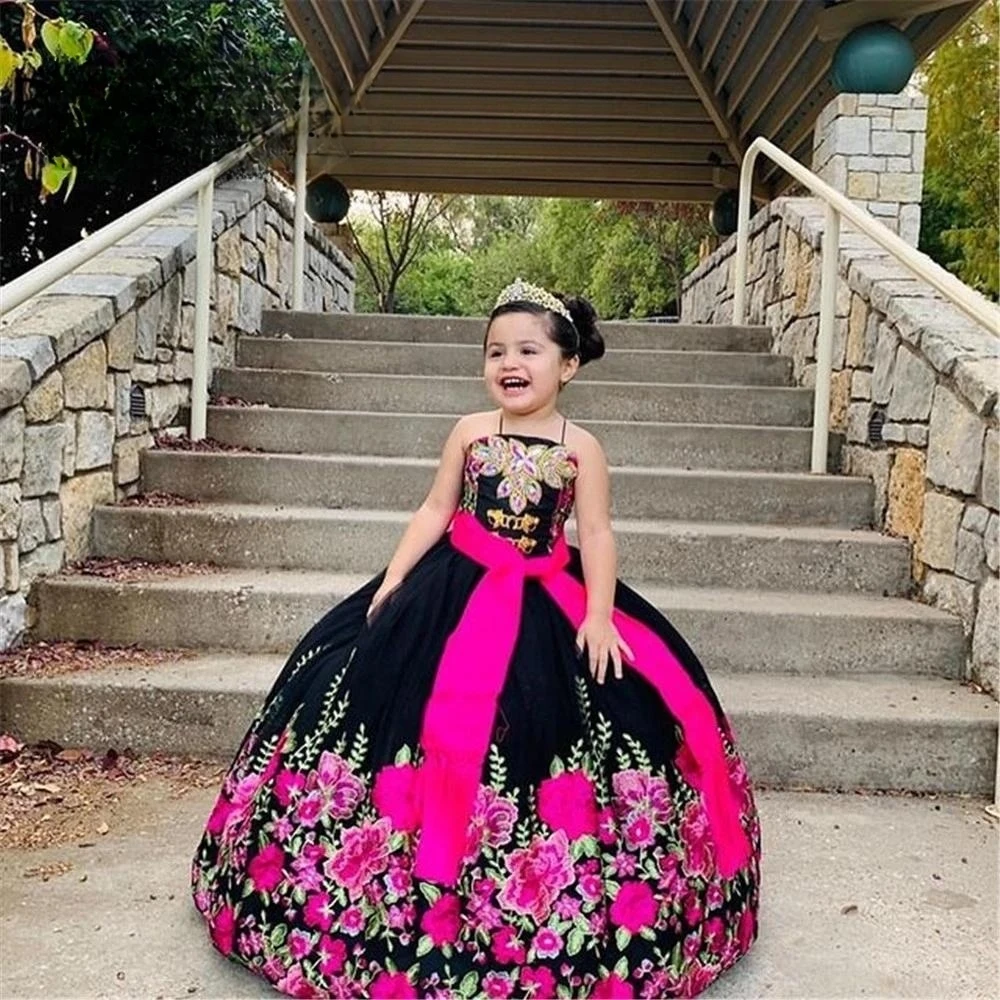 Mini abiti Quinceanera neri abito da ballo senza spalline Tulle Appliques abiti da ragazza di fiori per matrimoni abiti da spettacolo messicani bambino