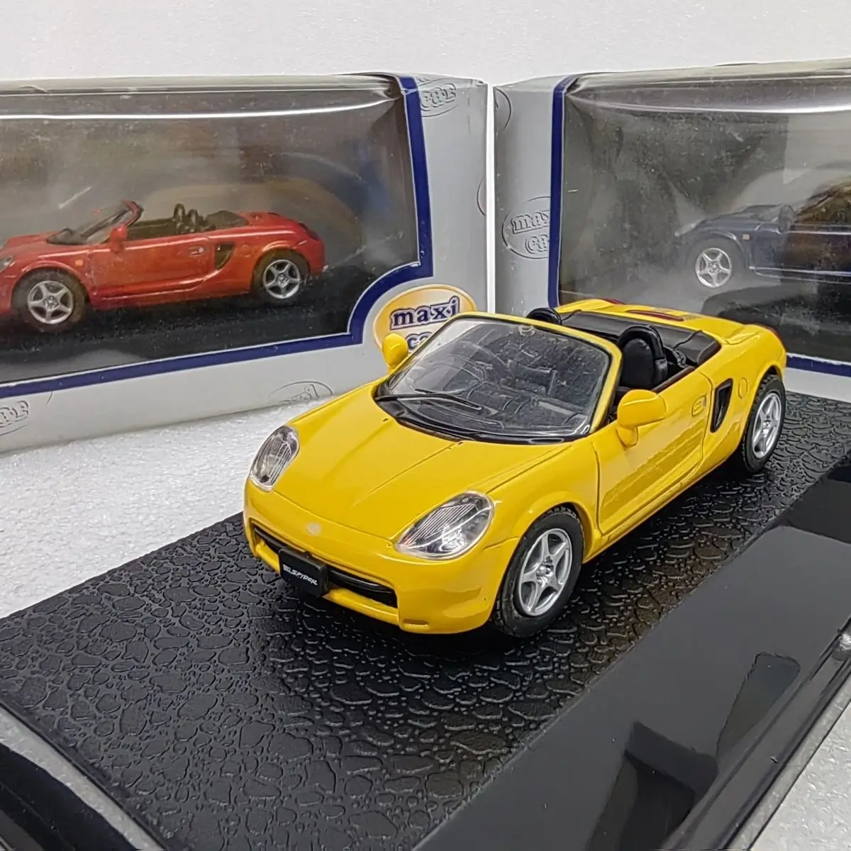 

Diecast Maxi Car 1/43 Scale Toyota MR2 Convertible Alloy Car Model Collectible Toy Gift Souvenir Display