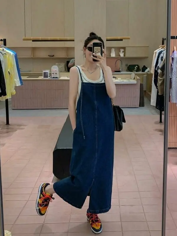 夏の新作 レディース ゆったりデニムワンピース 細ストラップ ロングスカート カジュアルスタイル Aライン ミディ丈ワンピース 若見え サイドスリット カジュアルウェア