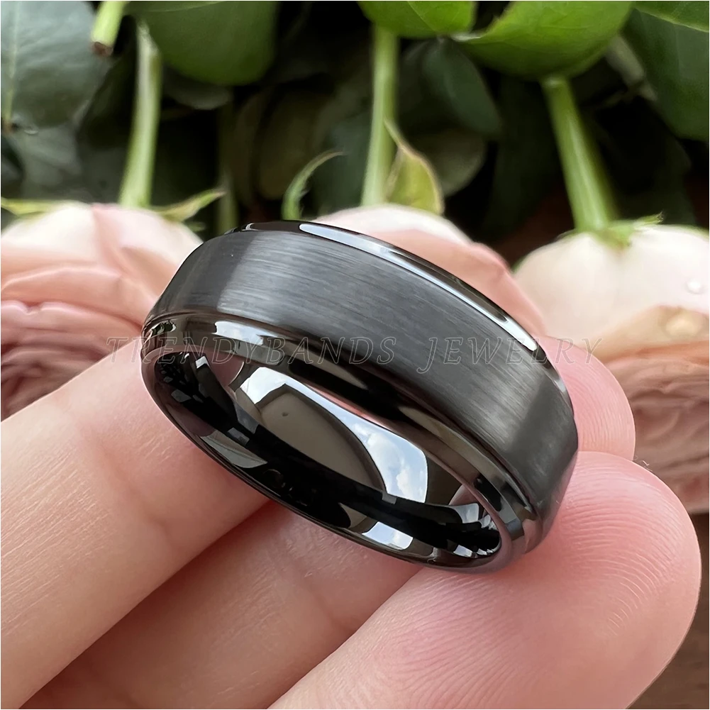 4 mm schwarzer Damen- und Herrenschmuck, Wolframkarbid-Ring, Ehering mit abgestuften, abgeschrägten Kanten, gebürstete Oberfläche, bequeme Passform – Detail 12