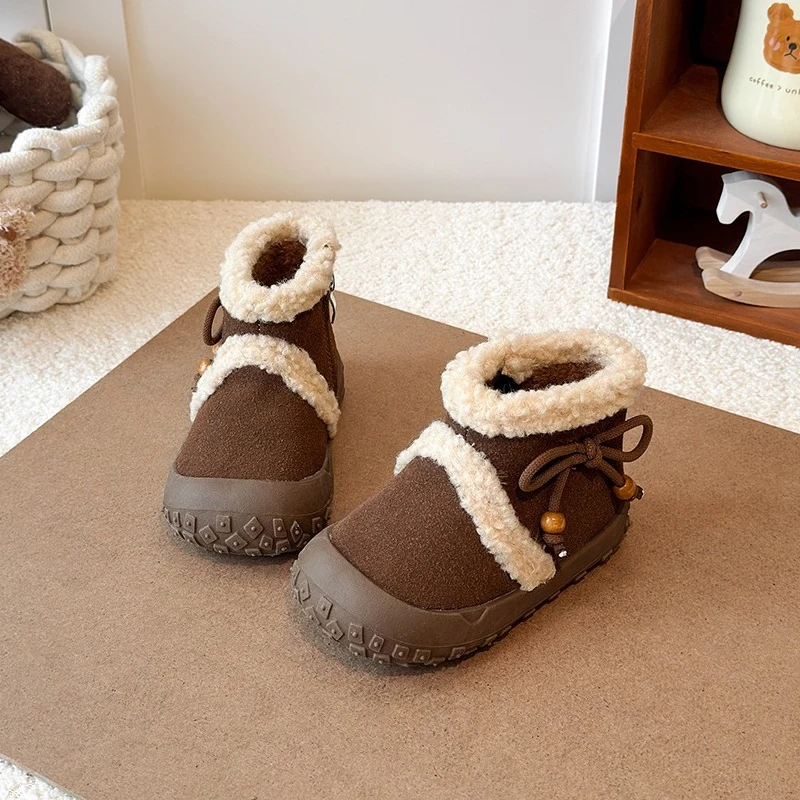الفتيات أحذية الشتاء 2025 جديد المرقعة فروي الأطفال حذاء من الجلد جولة تو الدافئة لينة الاطفال موضة Bowknot السببية القطن الأحذية