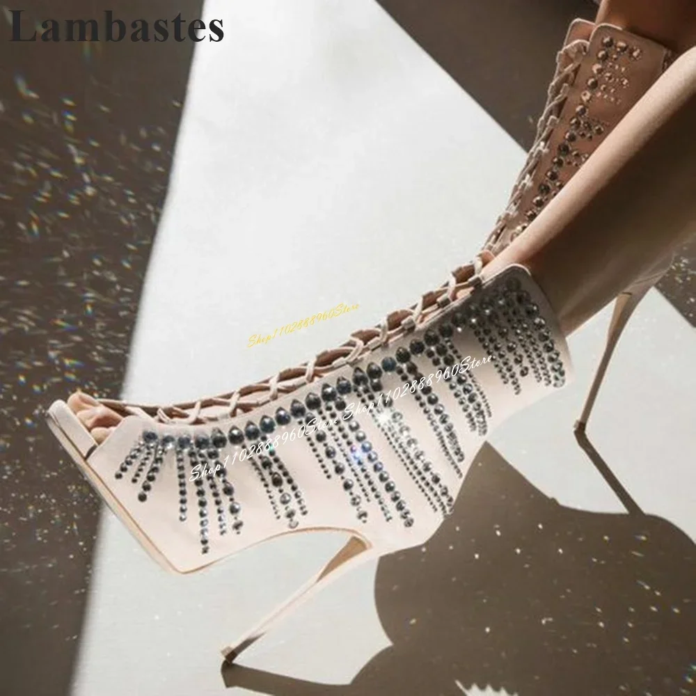 รองเท้าบูทข้อเท้าประดับคริสตัลลายดอกแอปริคอตผูกไขว้ ส้นสูงบาง รองเท้าผู้หญิงแบบมีซิปด้านข้าง เปิดนิ้วเท้า แฟชั่นปี 2024 รองเท้าผู้หญิง