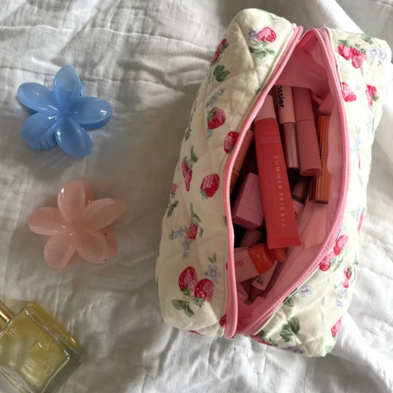 Women's Cosmetic bagTravel Carrying Bag  Korean Strawberry Makeup Bag Sweet Girly Style Floral Organizer Fashion Cosmetics Bag