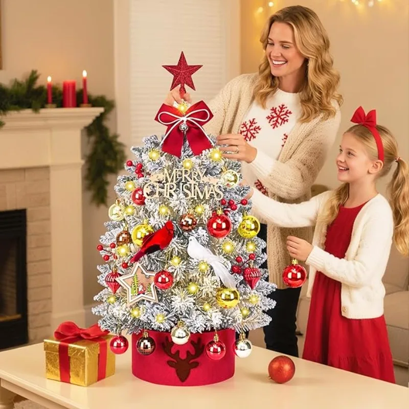 مجموعة شجرة عيد الميلاد الصغيرة مع أكواز الصنوبر وشريط أحمر على شكل نجمة لتزيين العطلات الكلاسيكية لعيد الشكر وعيد الميلاد والعام الجديد
