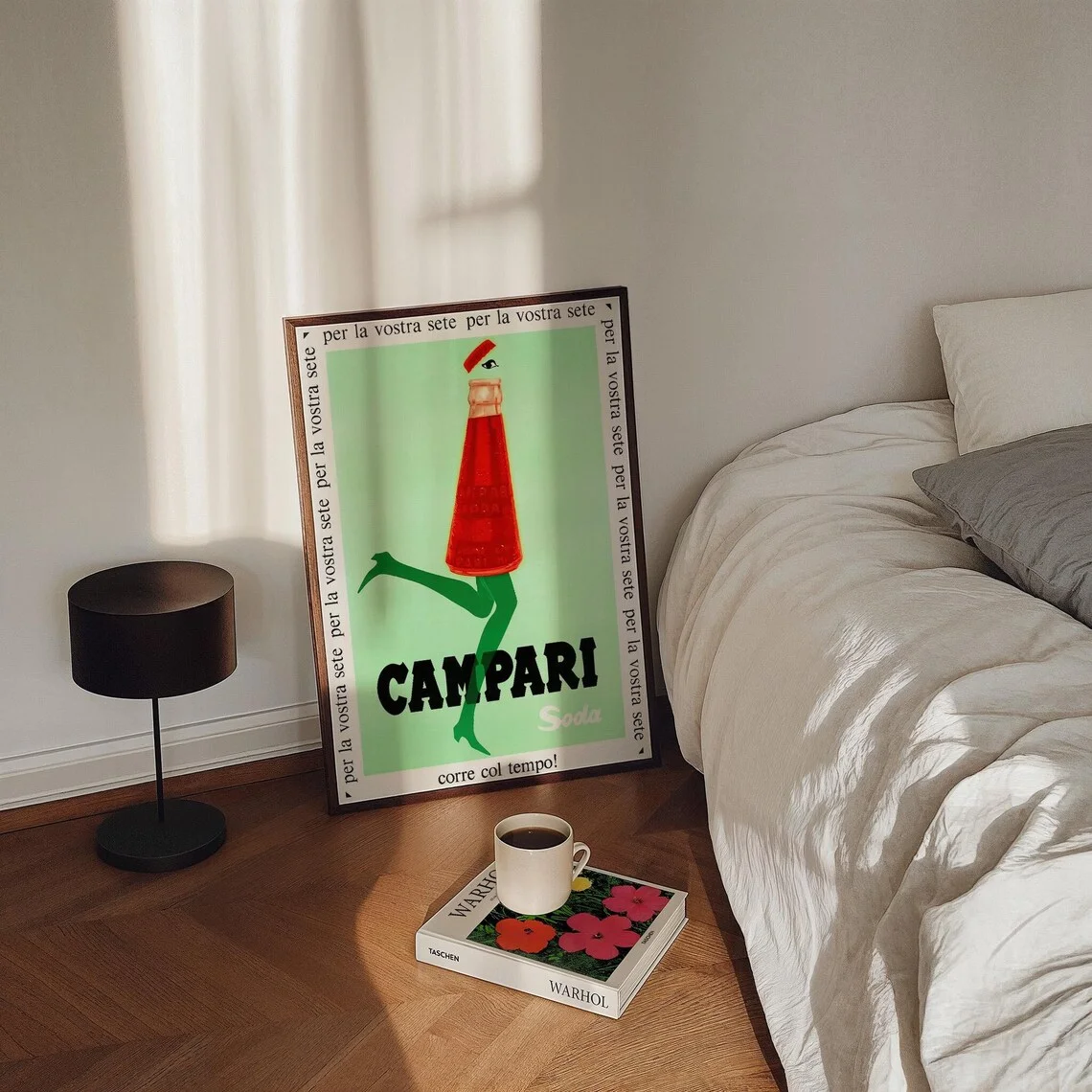 Impresión de Pared Publicitaria Vintage de Campari Soda - Ilustración Italiana Icónica de Mediados de Siglo con una Botella Estilizada con Patas, sobre un Fondo Verde Menta