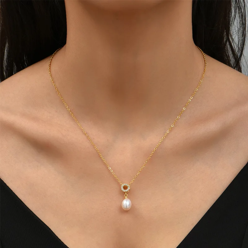 1 piece of unique and refined collarbone chain with delicate and sophisticated golden luster