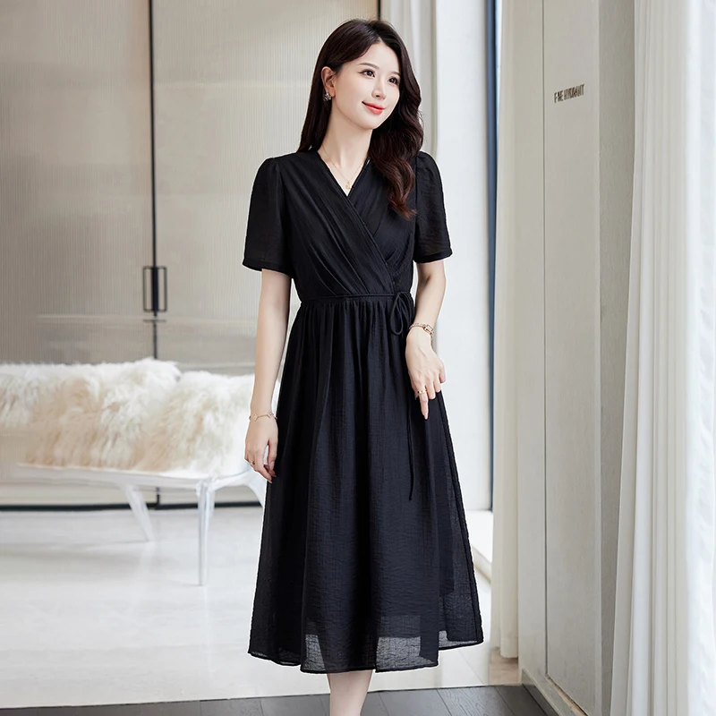 فستان نسائي أنيق برقبة على شكل حرف V وأكمام قصيرة مع تصميم خصر محكم بسيط عصري لطيف وساحر