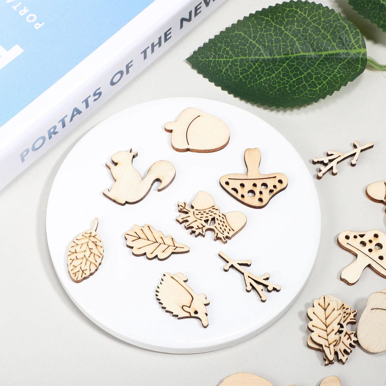 200 Pcs Christmas Unfinished Animals Cutouts Forest and Plant Wood Chips Pack Graffiti Wooden Slices Crafts Blank Ornaments