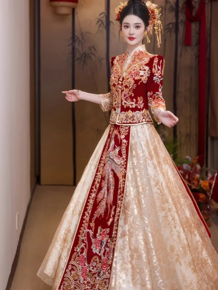 

The new champagne-colored wedding dress is now available bride's large-sized and stylish dragon phoenix gown are on display