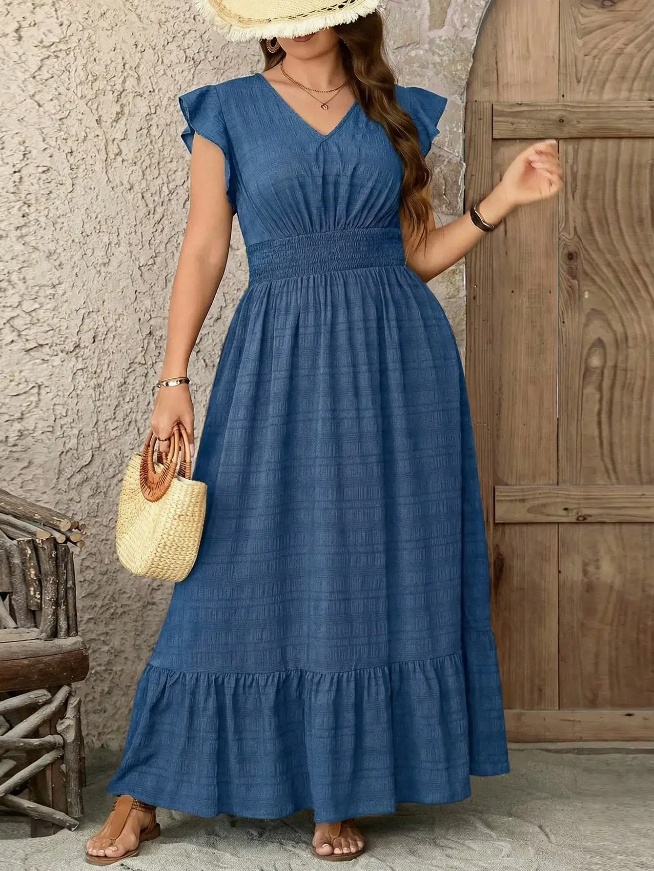 

Синее фактурное макси-платье с V-образным вырезом, рюшами на рукавах, присборенной талией и многоярусным подолом для летнего повседневного образа в стиле бохо