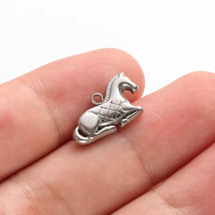 Verschiedene Tieranhänger aus Edelstahl (Gecko, Schmetterling, Pferd) für die Schmuckherstellung, Halsketten, Armbänder, DIY-Zubehör. – Detail 5