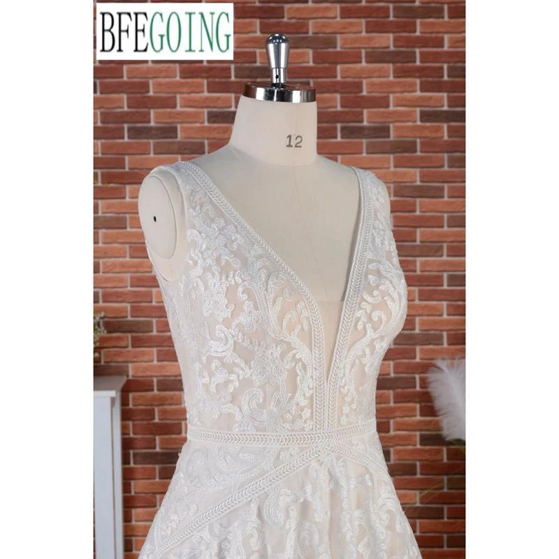 Vestidos de novia de una línea Cola capilla Vestidos de novia con apliques de encaje sin mangas hasta el suelo con cuello en V personalizados