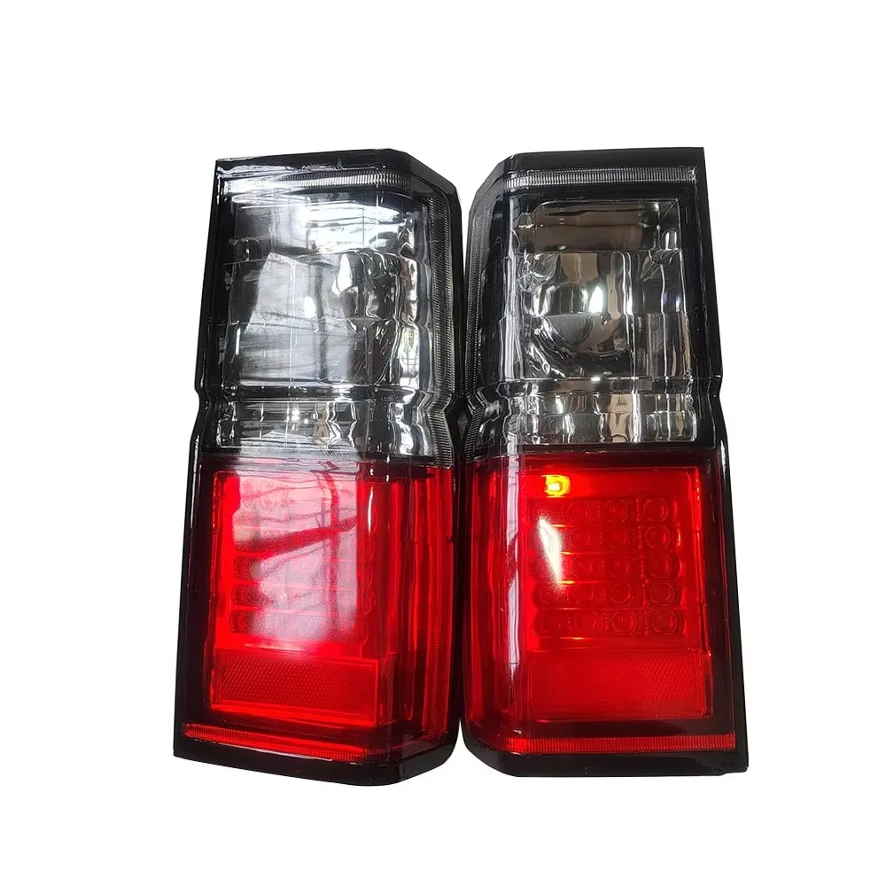 

Пара светодиодных стоп-сигналов для Nissan Terrano D21of Crystal White и дымчатого цвета 1987–1995 гг.