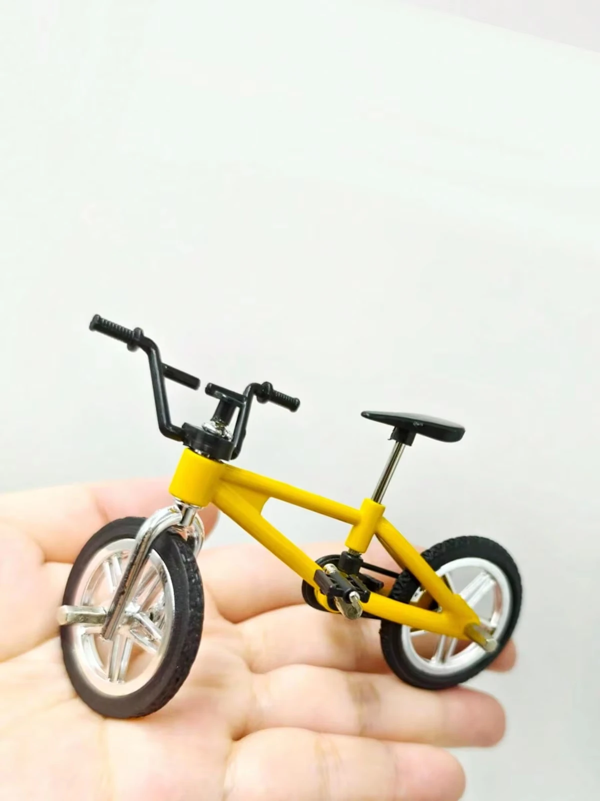 1:12 Miniatur-Fahrrad-Scooter-Set mit Reparaturwerkzeugen und Fahrradhelm für Puppenhaus-DIY-Diorama-Zubehör Mini-Sammlerstücke – Detail 14