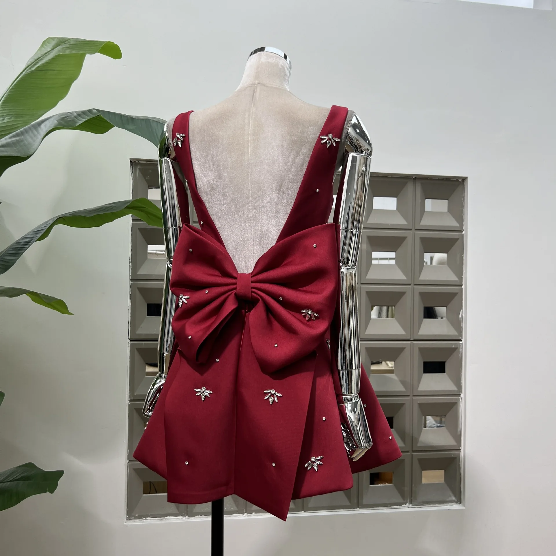 ภาษาฝรั่งเศสคําElegant Socialite Heavy Industryเพชรสแควร์คอBackless Bow HighเอวSlim A-Lineชุดราตรีสั้นชุดผู้หญิง