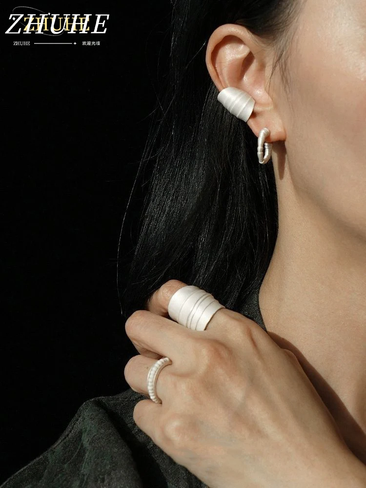 

The Stud Earrings Feature A Retro, Niche Design With A Sense Of Sophistication, Suitable For Both Men And Women