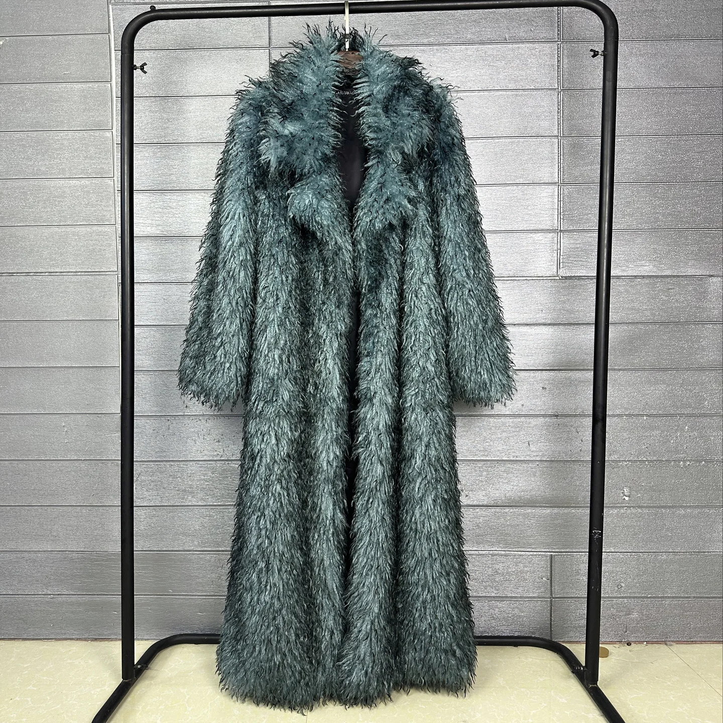 

Faux Fur Coat Women Winter Thick Long Jacket Fluffy Warm Overcoat Turn Down Collar Female Jackets High Street Shaggy Outerwear