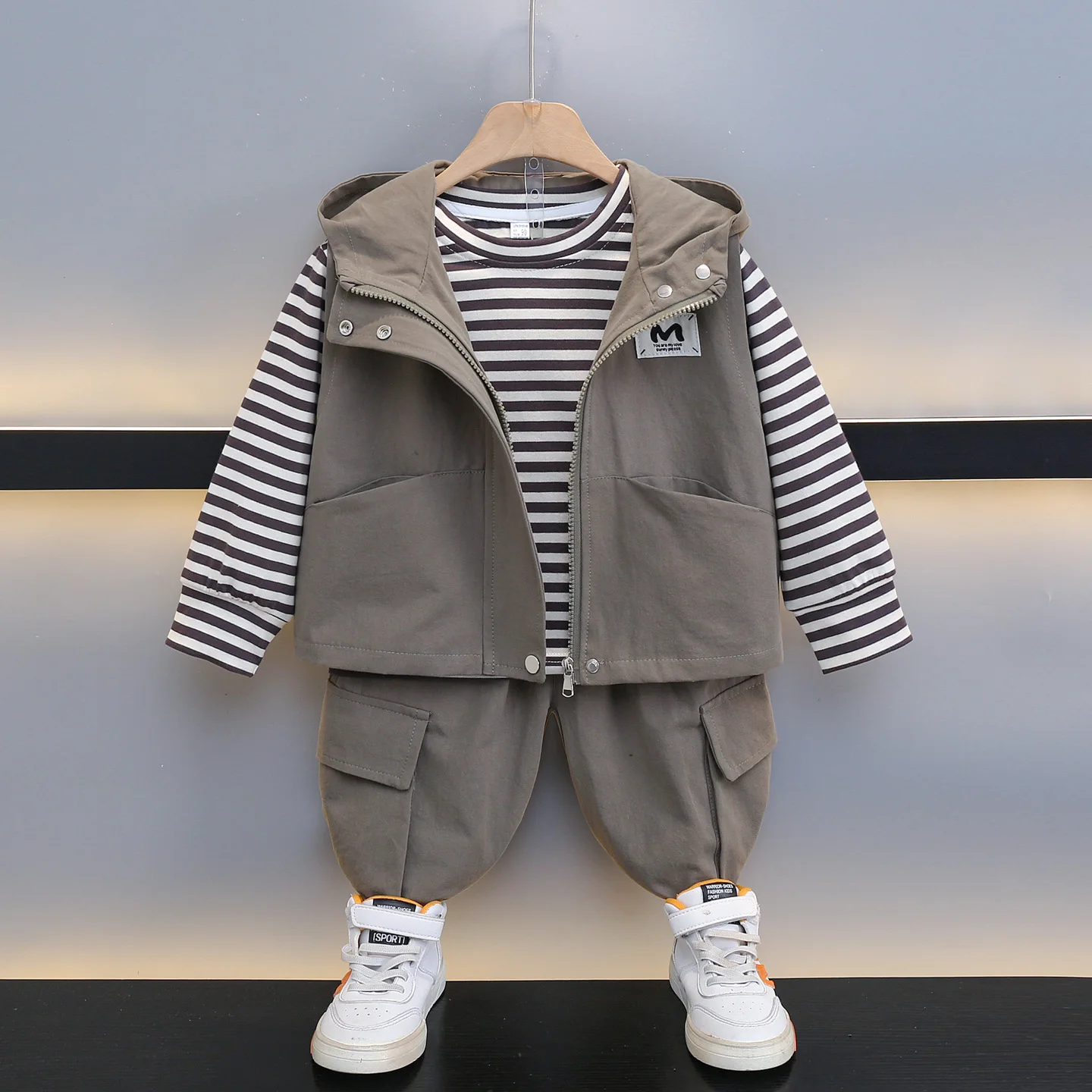 

Модный комплект для мальчиков: толстовка с капюшоном, жилет и рабочие брюки для осеннего сезона, удобный хлопковый материал.