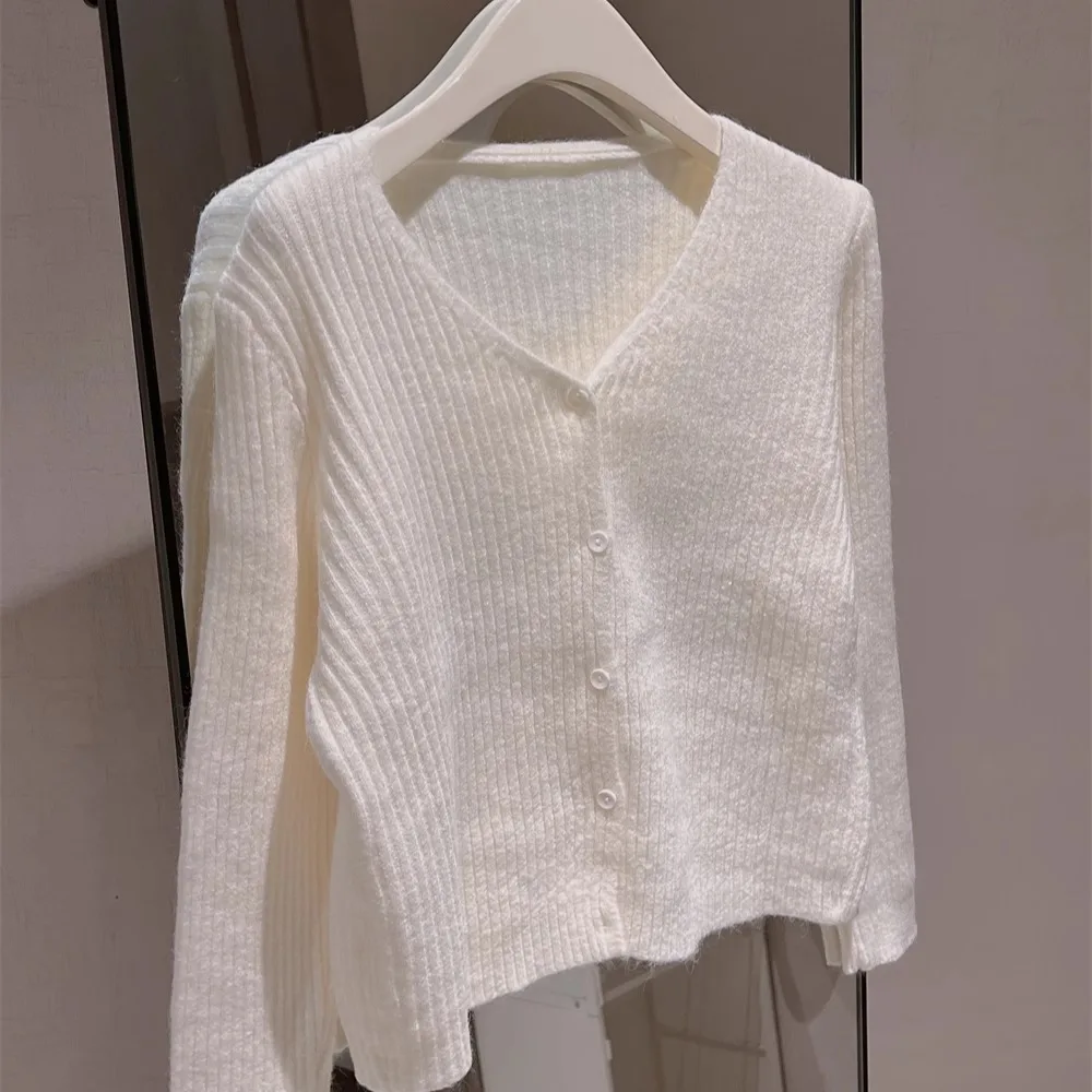 سترة محبوكة حلوة وناعمة على شكل حرف V طويلة Sve سترة صوفية من الحليب الأبيض الملمس من مادة Plu بأزرار علوية مناسبة للخريف والشتاء...