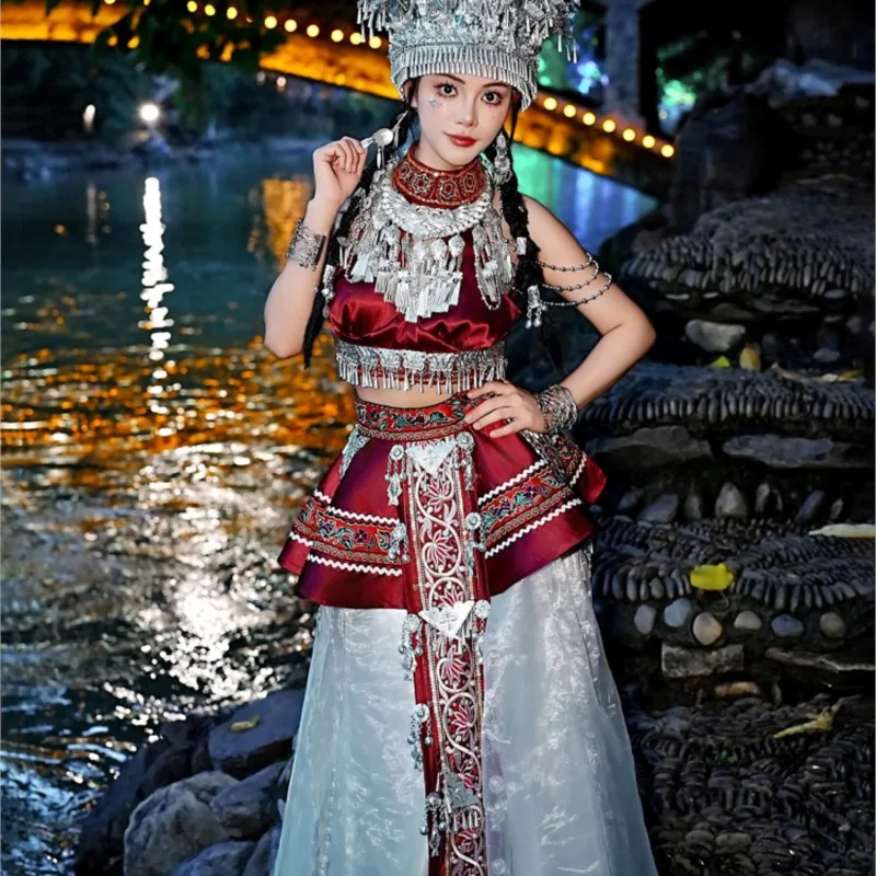 Abito nazionale ricamato in stile etnico femminile mostra la fotografia nuova