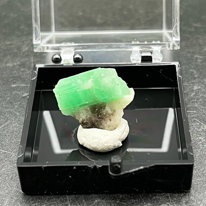 

100% Natural Brazil green emerald mineral gem-grade crystal specimens stones and crystals + box size 3.5 cm