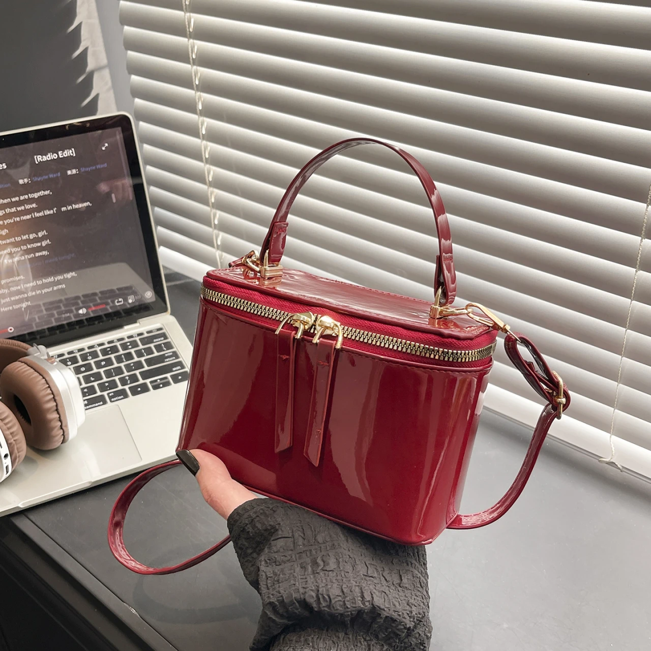 

Минималистичная модная женская сумка через плечо, однотонная, легкая, из искусственной кожи, портативная, для поездок на работу.