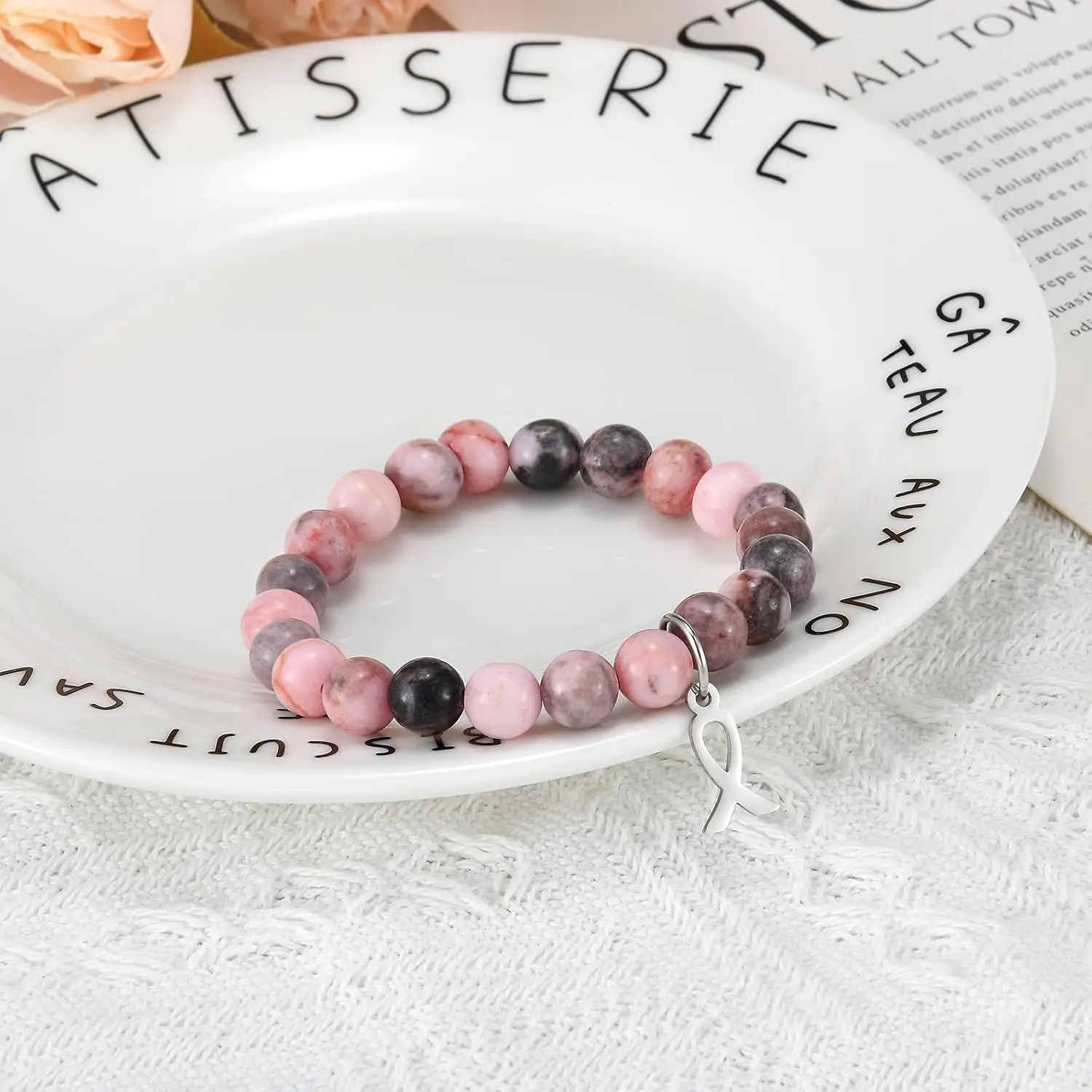 سوار للتوعية بسرطان الثدي للنساء - خرز من الحجر الطبيعي وشريط وردي ساحر هدايا ملهمة للناجين والمؤيدين