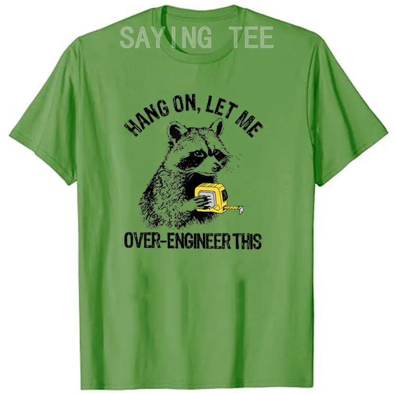 Warte, lass mich das schmeichelnde T-Shirt mit lustigem Waschbär-Motiv für Techniker im Y2K-Stil gestalten – Süßes, personalisiertes Herren-T-Shirt für den Arbeitsalltag mit sarkastischem Spruch – Detail 5