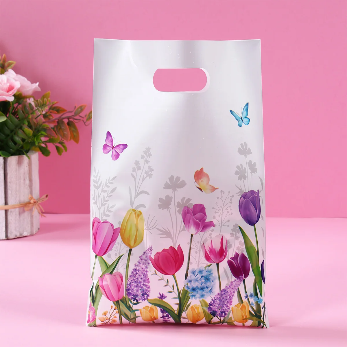 50pcs Flower Butterfly Gift Bag PE Plastic Gift Tote Bag with Tulip for Birthday Garden Bicycle Themed Party Decor Baby Shower