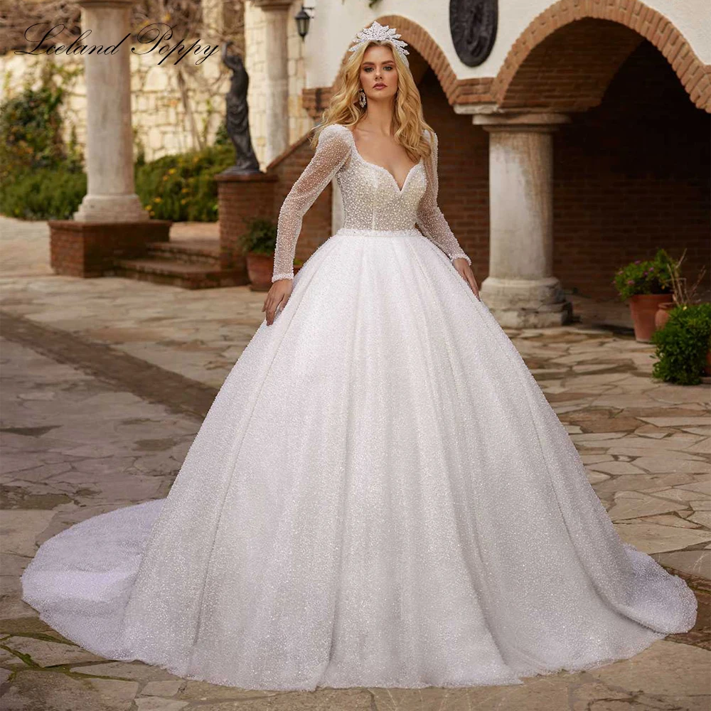 

Исландия Мак Индивидуальное бальное платье Кружевные свадебные платья с длинными рукавами и V-образным вырезом с открытой спиной и бисером Кружевные свадебные платья со шлейфом часовни