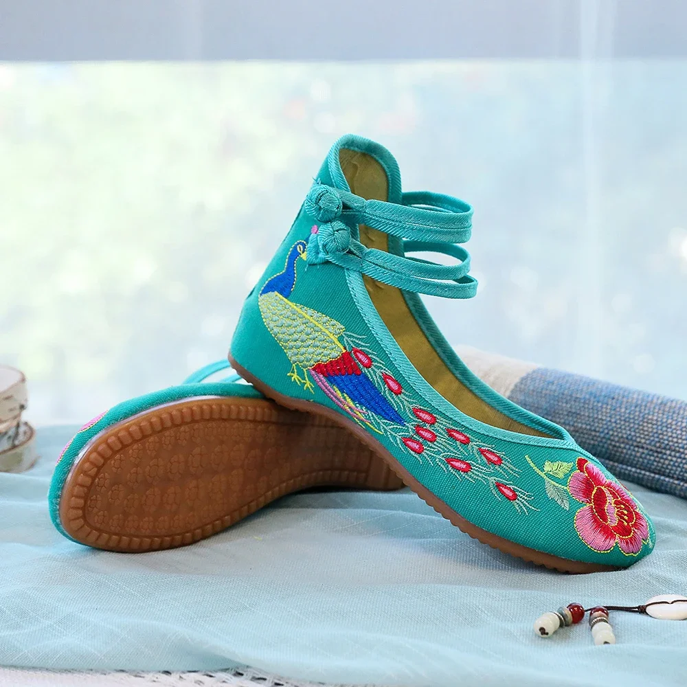 Big Size 34-43 Chinese Style Peacock Embroidery Women's Flats Old Peking Soft Sole Casual Breathable Cloth Shoes Woman