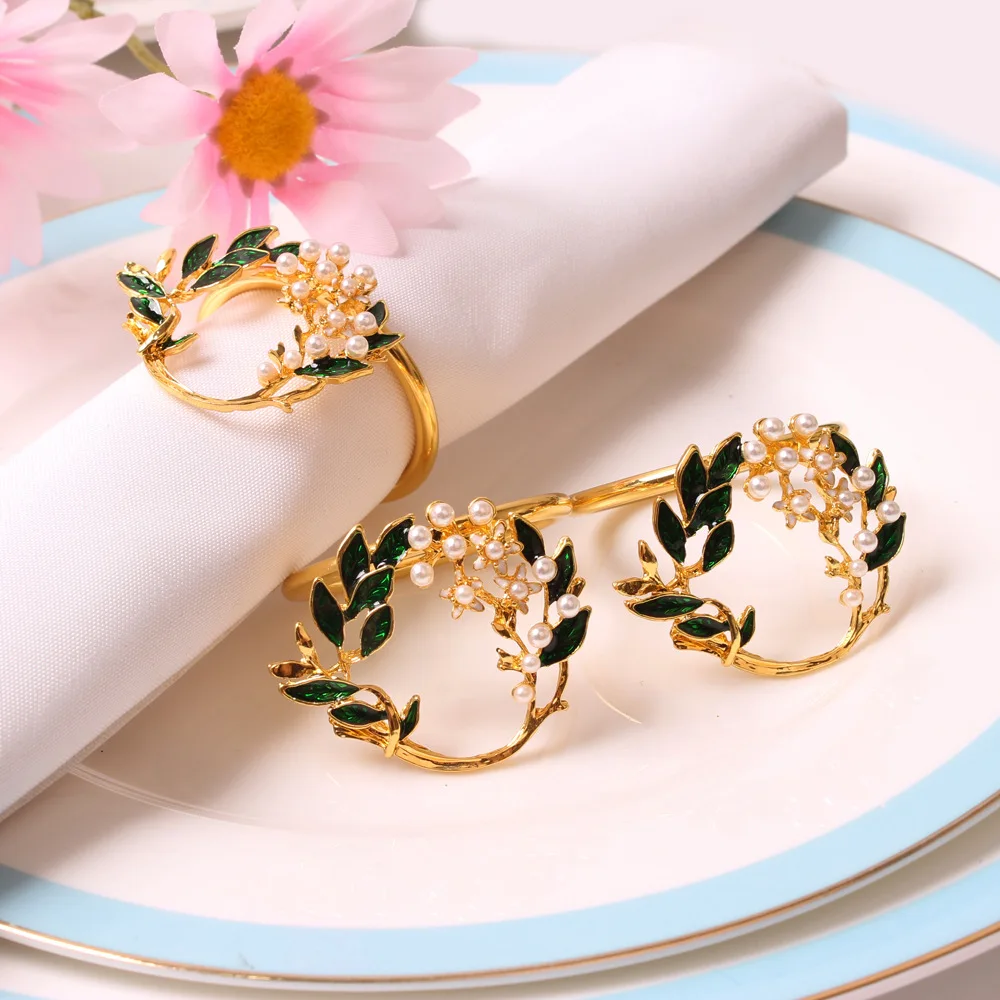 

6PCS Christmas Wreath Napkin Buckle Jasmine Napkin Ring Gardenia Golden White Pearl Napkin Holder Festival Table Decoration