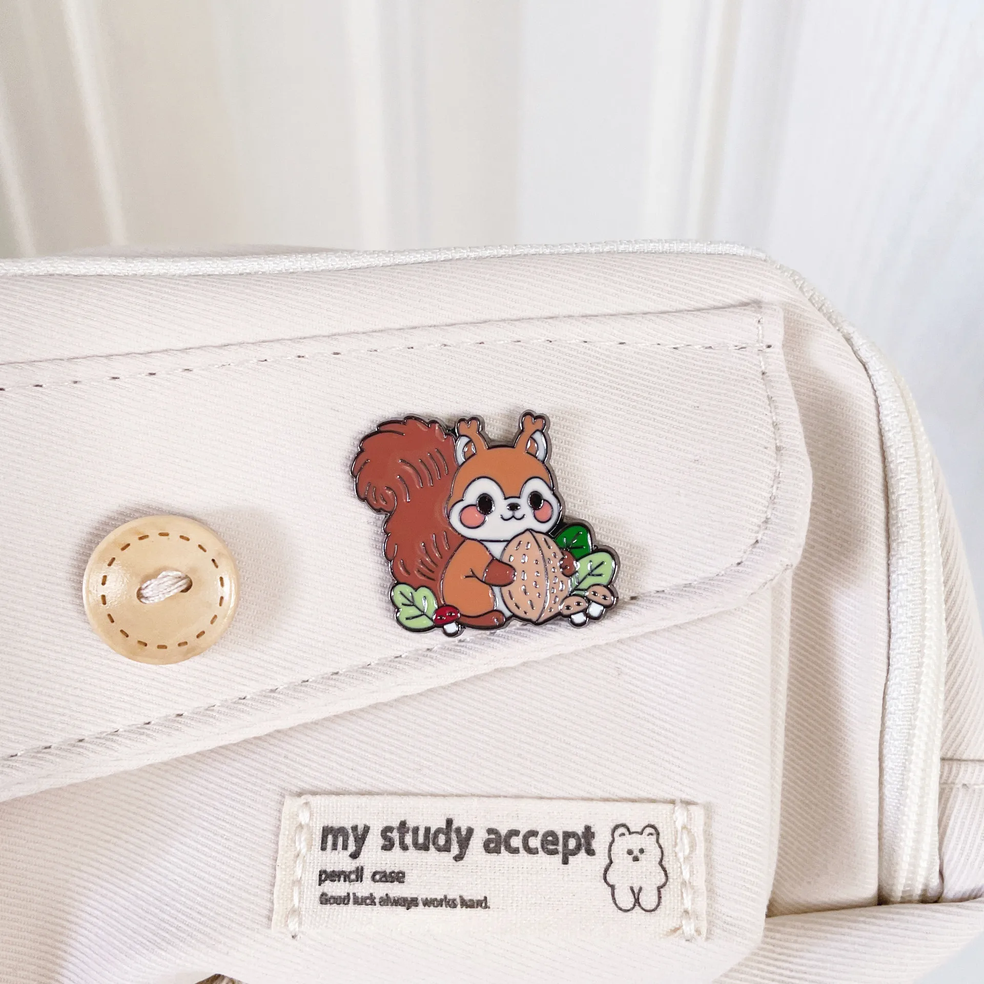 Kawaii Squirrel Enamel Pin Cute Animal Badge Brooch for Jewelry Accessory Gifts for Kids Friends