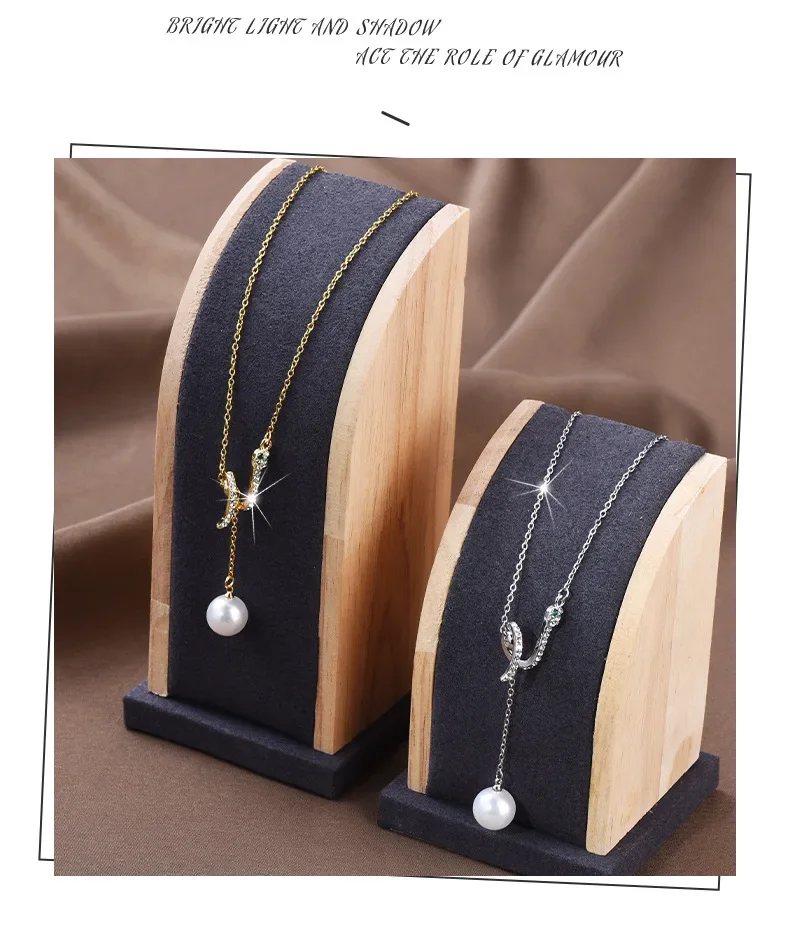 Una collana curva a forma di serpente e una nuova catena alla clavicola