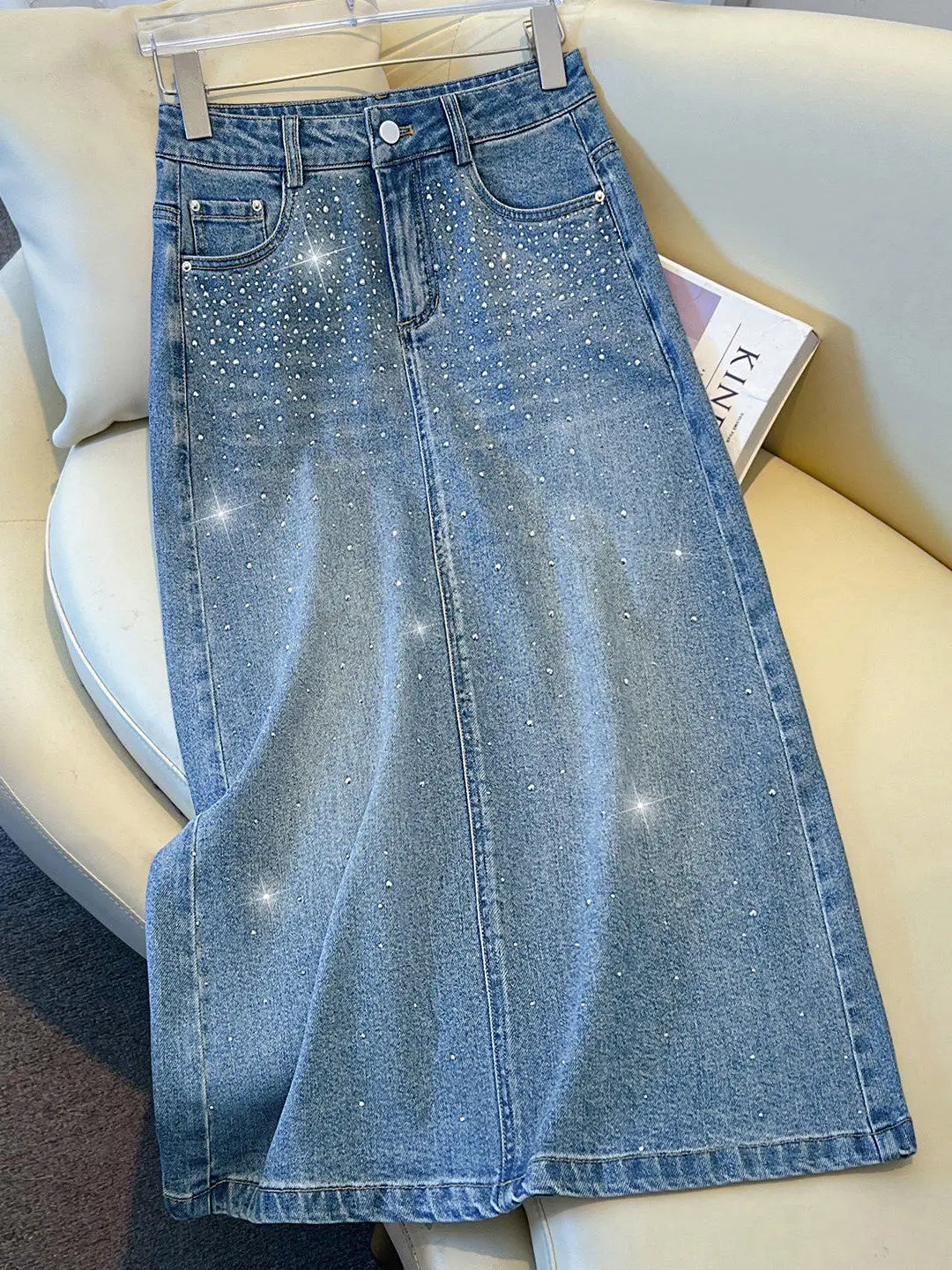 

Роскошная джинсовая юбка средней длины для женщин, весна 2026, синяя, с декором из страз, с завышенной талией, прямого кроя, нелиняющая джинсовая юбка
