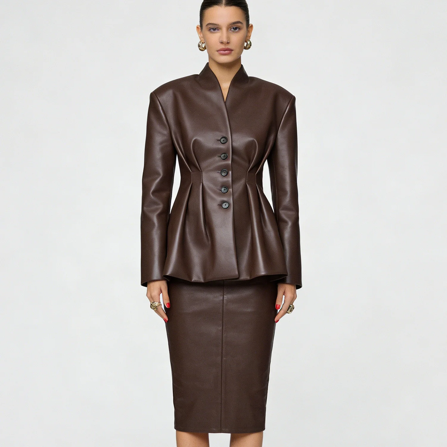 

Женский блейзер LIMO 2026 из искусственной кожи цвета шоколадного браун с эффектом утяжки талии, декоративными пуговицами и модным дизайном в стиле стритвир
