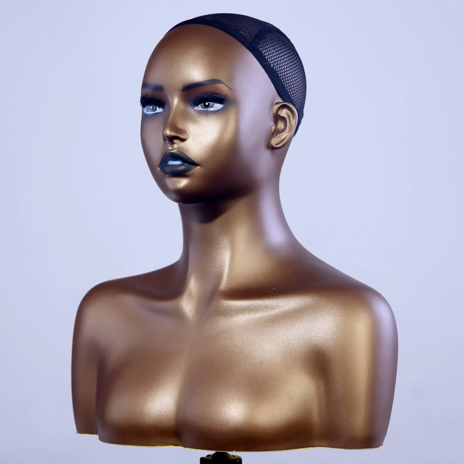 buste-de-presentation-pour-perruques-et-chapeaux-tete-de-mannequin-realiste-en-forme-humaine-finition-polie-aspect-luxueux