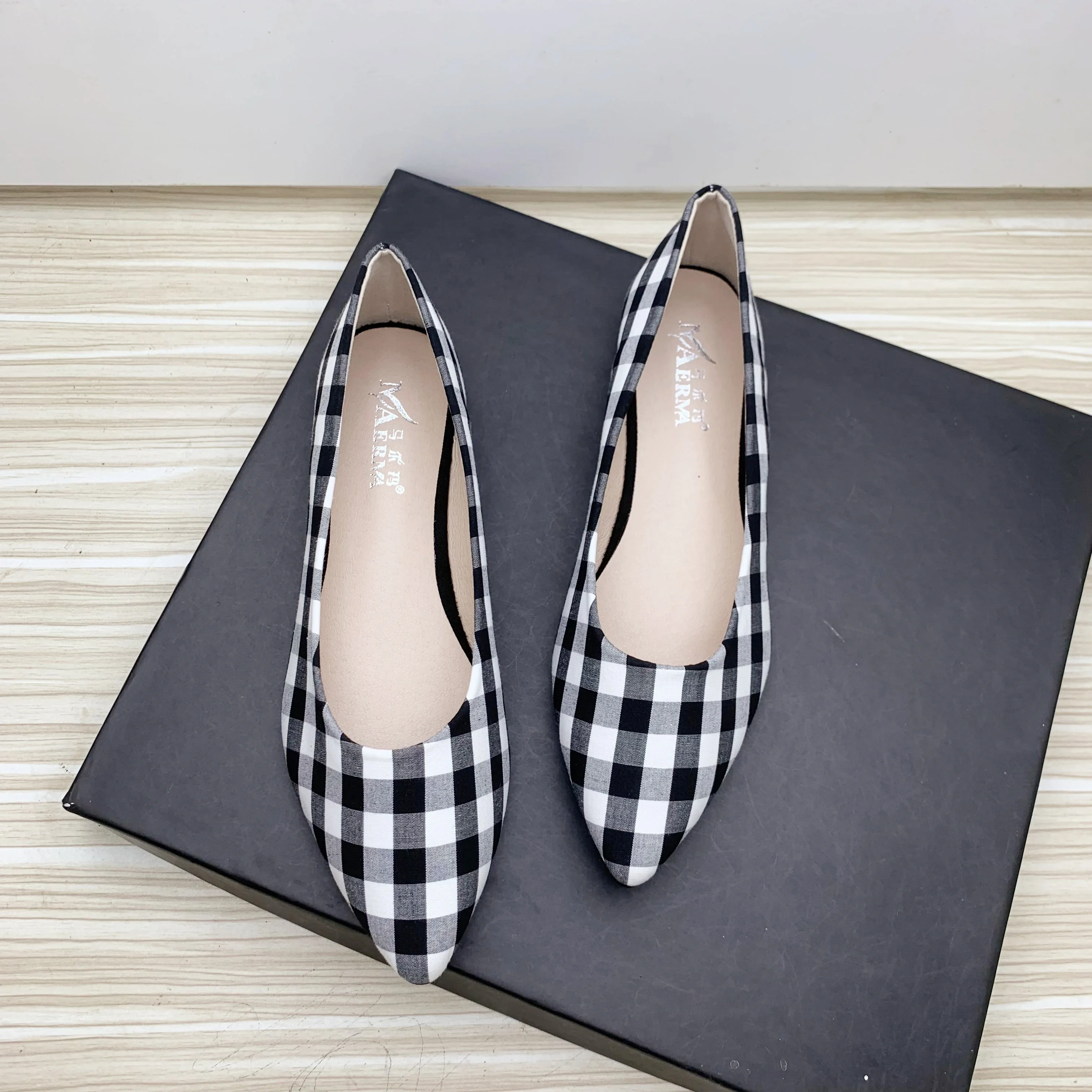 Women Shoes White Black Plaid Pointy Toe Girls Casual Shoes Flat Heel Spring Autumn Slip on Elegant Shoes Size 33-44