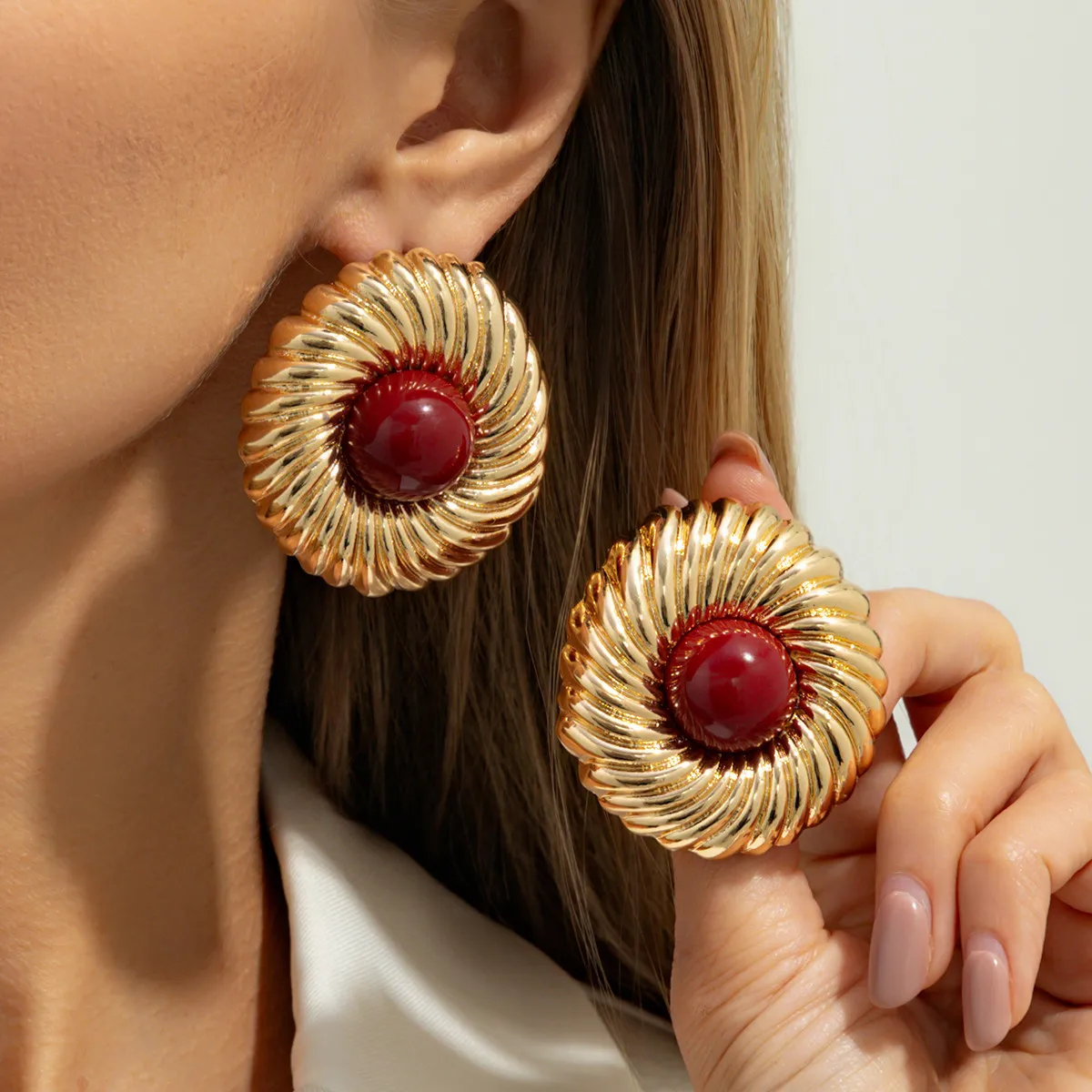 

SHIXIN 4 Colors Exaggerated Geometric Round Large Stud Earrings Women Retro Inlaid Resin Acrylic Spiral Earring Party Jewelry