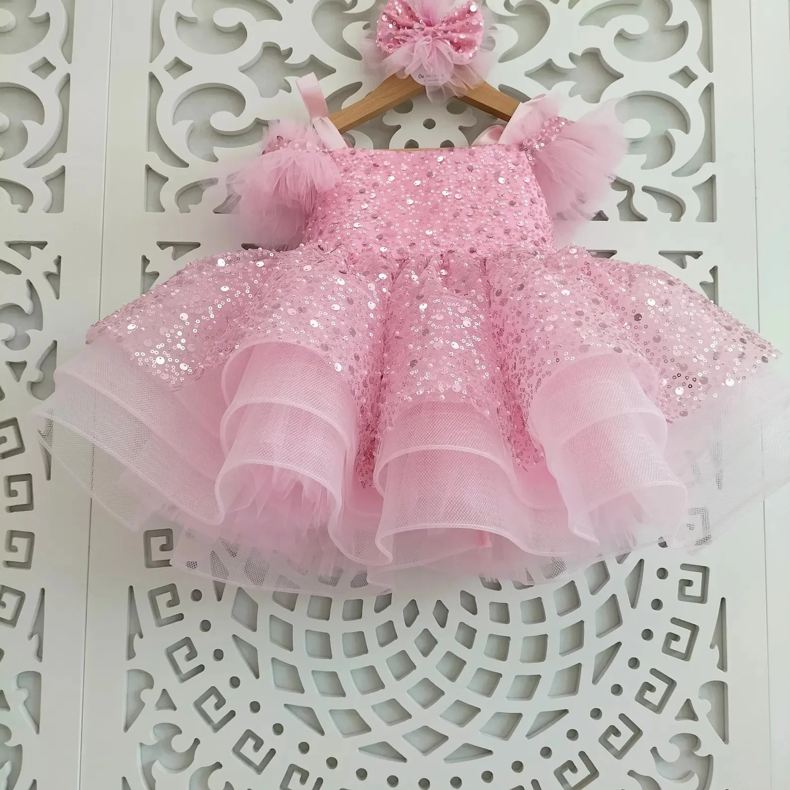Maßgeschneidertes schulterfreies Pailletten-Tüll-Blumenmädchenkleid für luxuriöse Hochzeiten, Geburtstagsfeiern, Schönheitswettbewerbe, Laufsteg und formelle Anlässe für Kinder.