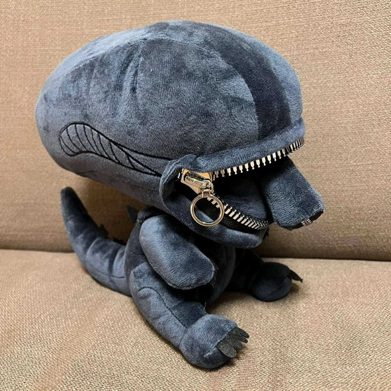エイリアン Xenomorph 形のジッパー口ぬいぐるみかわいい