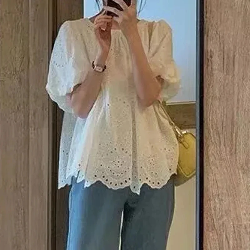 夏のフレンチスタイル刺繍入りホローアウトシャツ、新作ホワイトレースブラウス、レディースショートパフスリーブトップス、ラウンドカラー服
